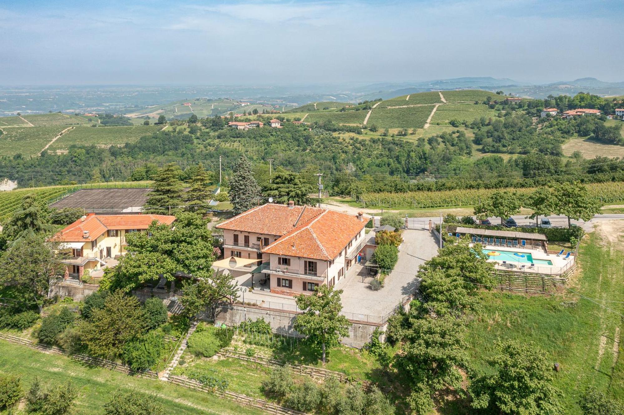 Agriturismo Cantine Bevione - Family Apartments Farigliano Exterior foto