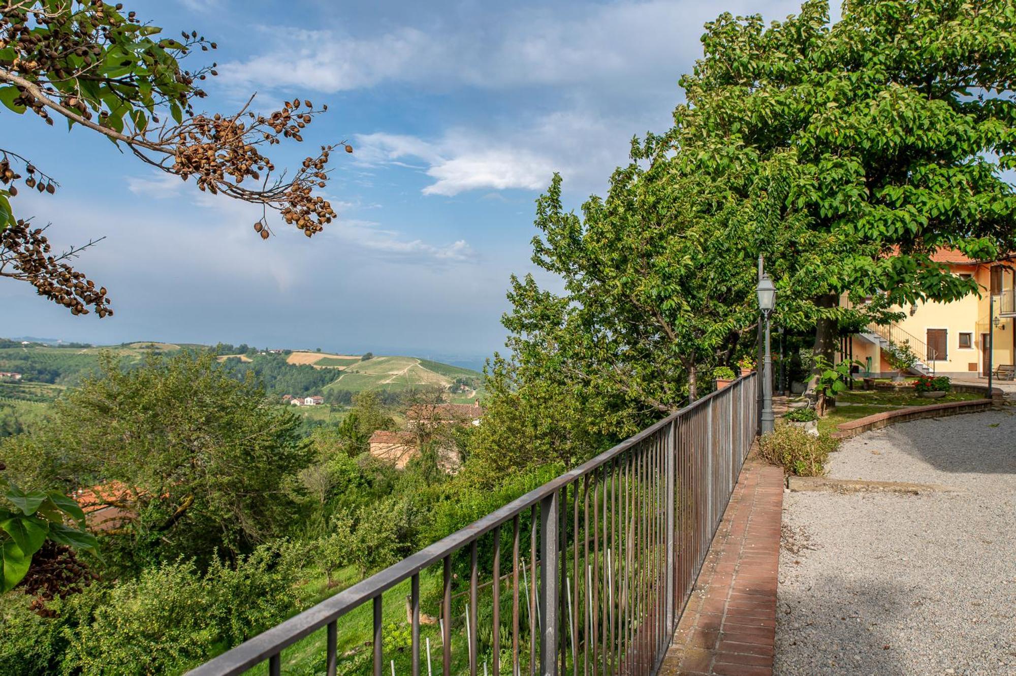 Agriturismo Cantine Bevione - Family Apartments Farigliano Exterior foto